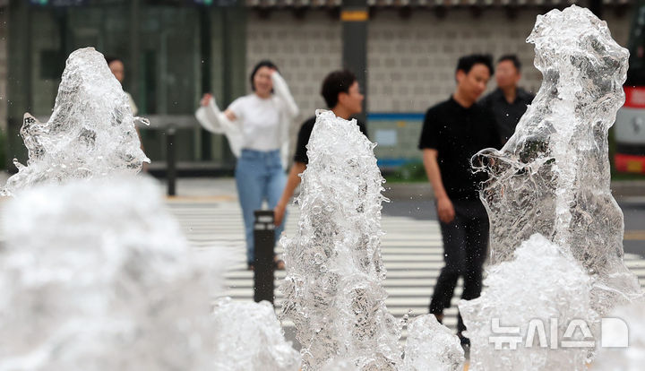 [서울=뉴시스] 최진석 기자 = 서울 전역에 올여름 첫 폭염경보가 내려진 7일 서울 중구 서울광장 바닥 분수 뒤로 시민들이 지나가고 있다. 2025.07.07. myjs@newsis.com