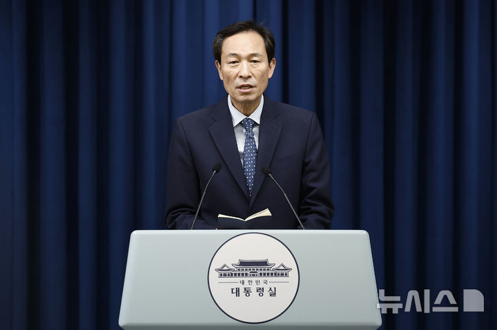 [서울=뉴시스] 최동준 기자 = 우상호 정무수석이 7일 서울 용산 대통령실 청사에서 국무총리 오찬 주례 회동 관련 브리핑을 하고 있다. 2025.07.07. photocdj@newsis.com