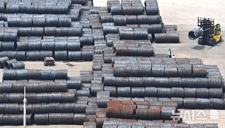 [평택=뉴시스] 김종택 기자 =지난 7일 경기 평택시 포승읍 평택항 야적장에 철강제품이 쌓여있는 모습. 2025.07.07. jtk@newsis.com