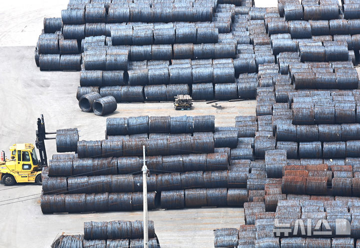 [평택=뉴시스] 김종택 기자 = 도널드 트럼프 미국 대통령이 상호 관세 유예 종료를 앞두고 7일(현지 시간) 12~15개 국가에 서한을 보내 관세율을 일방적으로 통보할 것이라고 밝혔다.트럼프 대통령은 "이미 협상을 마친 경우도 있다"며 "일부는 8일, 몇 국가는 9일 발송될 수 있다"고 설명했다. 사진은 7일 경기 평택시 포승읍 평택항 야적장에 철강제품이 쌓여있는 모습. 2025.07.07. jtk@newsis.com