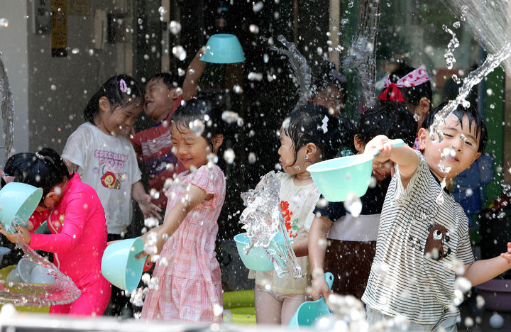 [광주=뉴시스] 광주 북구청직장어린이집 앞마당에서 아이들이 물놀이를 하며 더위를 식히고 있다.(사진 = 광주 북구 제공) 2025.07.07. photo@newsis.com *재판매 및 DB 금지