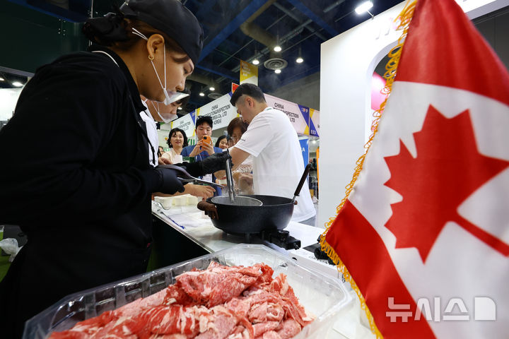 [서울=뉴시스] ﻿﻿중국이 2021년 말부터 중단해온 캐나다산 소고기 수입을 재개한 것으로 알려졌다. 사진은 서울 코엑스에서 개막한 한국수입박람회에서 관람객들이 캐나다산 쇠고기를 시식하기 위해 대기해 있는 모습. 2026.01.22