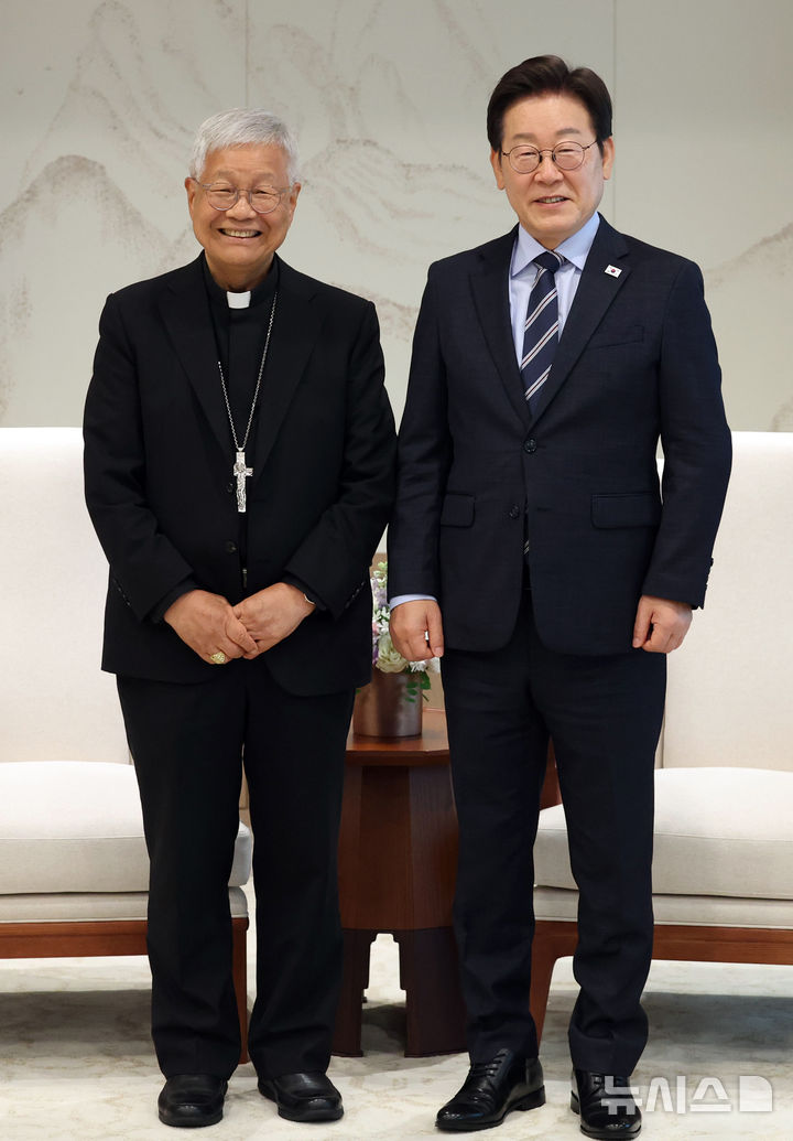 [서울=뉴시스] 고범준 기자 = 이재명 대통령이 7일 서울 용산 대통령실 청사에서 유흥식 추기경 접견에 앞서 기념촬영 하고 있다. (대통령실통신사진기자단) 2025.07.07. bjko@newsis.com