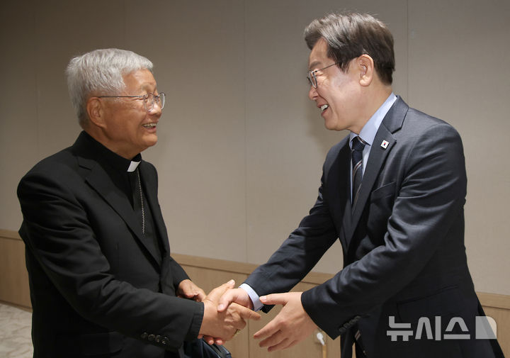 [서울=뉴시스] 고범준 기자 = 이재명 대통령이 7일 서울 용산 대통령실 청사에서 유흥식 추기경을 접견하고 있다. (대통령실통신사진기자단) 2025.07.07. bjko@newsis.com