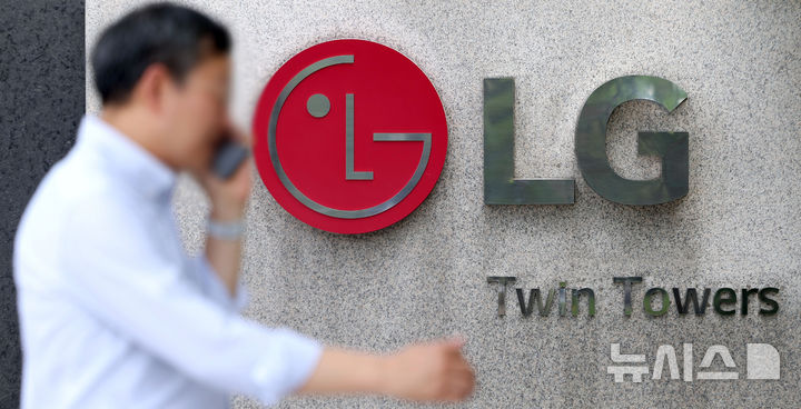 [서울=뉴시스] 김선웅 기자 = LG전자가 올해 2분기 연결기준 매출액 20조7400억원, 영업이익 6391억원의 잠정실적을 7일 발표했다. 매출액은 작년 같은기간 보다 4.4%, 영업이익은 작년 2분기 대비 46.6%, 1분기 대비 49.2% 감소했다. LG전자가 2분기 실적을 발표한 7일, 한 시민이 LG전자 본사가 소재한 서울 여의도 LG트윈타워 앞을 지나고 있다. 2025.07.07. mangusta@newsis.com