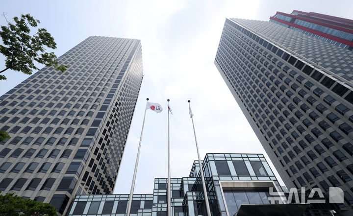 [서울=뉴시스] 김선웅 기자 = LG전자 본사가 소재한 서울 여의도 LG트윈타워의 모습. 2025.07.07. mangusta@newsis.com