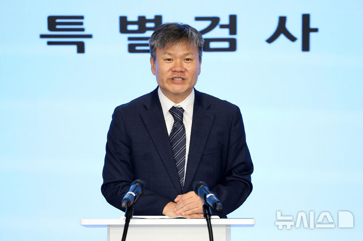 [서울=뉴시스] 조성우 기자 = 김건희 여사 의혹을 수사하는 민중기 특별검사팀의 문홍주 특검보가 지난 7일 서울 종로구 KT광화문빌딩 웨스트에 마련된 사무실에서 정례 브리핑을 마친 뒤 취재진 질문에 답하고 있다.  2025.07.09. xconfind@newsis.com