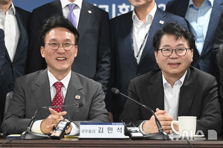 [서울=뉴시스] 정부청사 사진기자단 = 김민석 국무총리와 이한주 국정기획위원회 위원장을 비롯한 참석자들이 7일 오후 서울 종로구 정부서울청사 별관 국정기획위원회에서 열린 제4차 전체회의에서 기념촬영을 하고 있다. 2025.07.07. photo@newsis.com