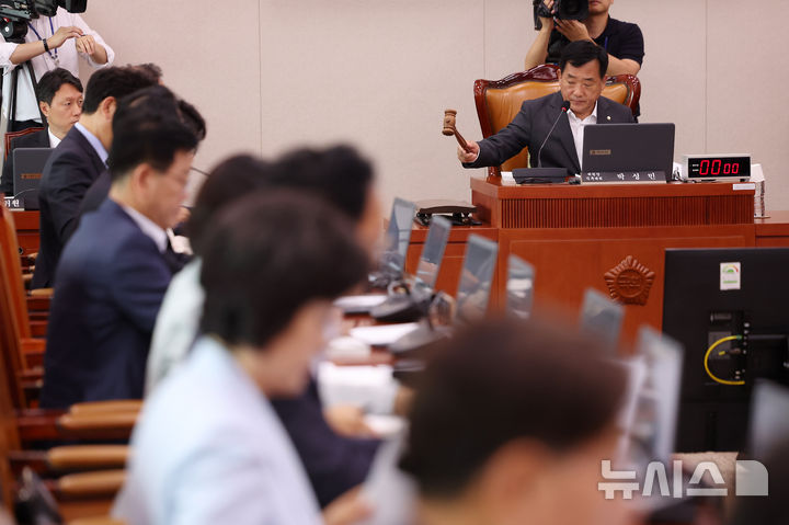[서울=뉴시스] 김명년 기자 = 7일 오후 서울 여의도 국회에서 열린 산업통상자원중소벤처기업위원회에서 박성민 위원장 직무대리가 의사봉을 두드리고 있다. 2025.07.07. kmn@newsis.com