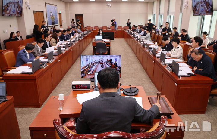 [서울=뉴시스] 김명년 기자 = 7일 오후 서울 여의도 국회에서 열린 산업통상자원중소벤처기업위원회에서 박성민 위원장 직무대리가 의사봉을 두드리고 있다. 2025.07.07. kmn@newsis.com