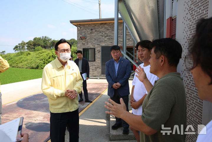 윤병태 나주시장이 7일 세지면 육계·오리 농가를 방문해 폭염 피해 예방을 위한 축사 환풍·냉방기 작동 상태를 살펴보고 농가 애로를 청취하고 있다. (사진=나주시 제공) 2025.07.07. photo@newsis.com