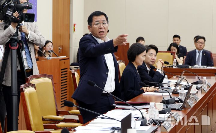 [서울=뉴시스] 조성봉 기자 = 이상휘 국민의힘 의원이 7일 오후 서울 여의도 국회에서 열린 과학기술정보방송통신위원회 전체회의에서 항의하고 있다. 2025.07.07. suncho21@newsis.com