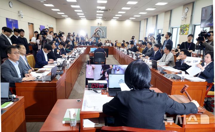 [서울=뉴시스] 조성봉 기자 = 최민희 국회 과방위위원장이 7일 오후 서울 여의도 국회에서 열린 과학기술정보방송통신위원회 전체회의에서 의사봉을 두드리고 있다. 2025.07.07. suncho21@newsis.com