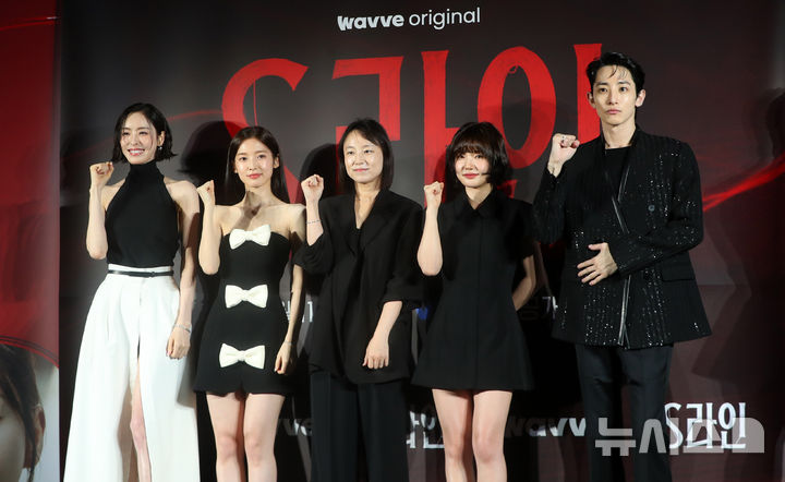 [서울=뉴시스] 김혜진 기자 = 배우 이다희(왼쪽부터), 아린, 안주영 감독, 이은샘, 이수혁이 7일 오후 서울 용산구 CGV용산아이파크몰점에서 열린 웨이브 오리지널 드라마 'S라인' 제작발표회에서 포즈를 취하고 있다. 2025.07.07. jini@newsis.com