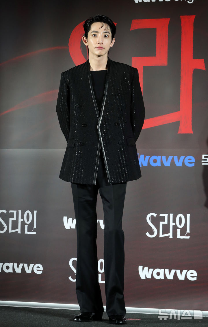 [서울=뉴시스] 김혜진 기자 = 배우 이수혁이 7일 오후 서울 용산구 CGV용산아이파크몰점에서 열린 웨이브 오리지널 드라마 'S라인' 제작발표회에서 포즈를 취하고 있다. 2025.07.07. jini@newsis.com