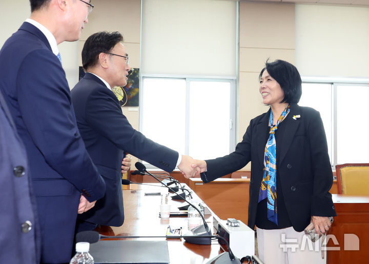 [서울=뉴시스] 고승민 기자 = 최민희 국회 과방위원장과 유상임 과학기술정보통신부 장관이 7일 서울 여의도 국회에서 열린 과학기술정보방송통신위원회 전체회의 종료 후 인사하고 있다. 2025.07.07. kkssmm99@newsis.com