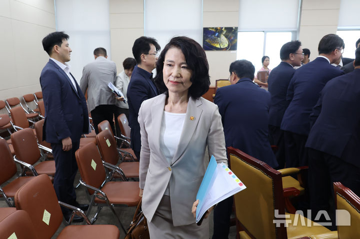 [서울=뉴시스] 고승민 기자 = 이진숙 방송통신위원장이 7일 서울 여의도 국회에서 열린 과학기술정보방송통신위원회 전체회의에서 산회 후 회의장을 나서고 있다. 2025.07.07. kkssmm99@newsis.com