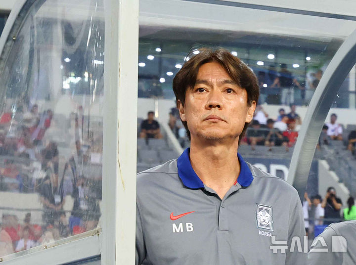 [용인=뉴시스] 박주성 기자 = 홍명보 대한민국 축구 국가대표팀 감독이 7일 경기 용인 미르스타디움에서 열린 2025 EAFF(동아시아축구연맹) E-1 챔피언십(동아시안컵) 한국 대 중국과 경기 시작 전 경기장을 바라보고 있다. 2025.07.07. park7691@newsis.com