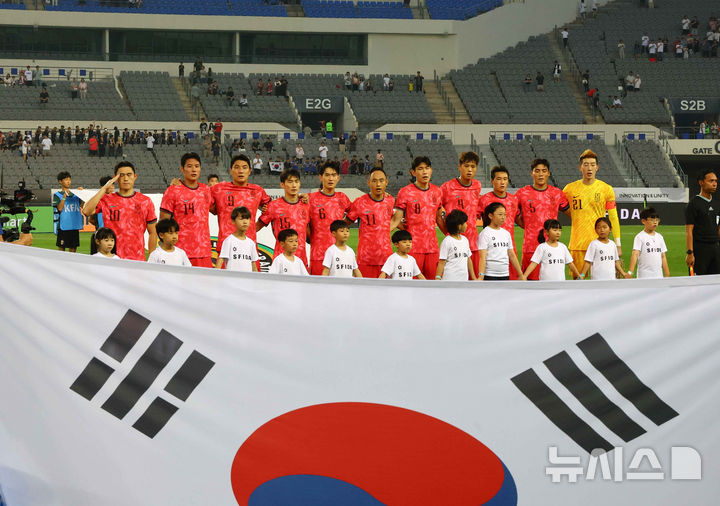 [용인=뉴시스] 박주성 기자 = 대한민국 축구 국가대표팀 선수들이 7일 경기 용인 미르스타디움에서 열린 2025 EAFF(동아시아축구연맹) E-1 챔피언십(동아시안컵) 한국 대 중국과 경기 시작 전 애국가를 부르고 있다. 2025.07.07. park7691@newsis.com