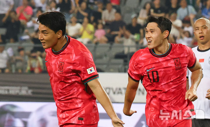 [용인=뉴시스] 박주성 기자 = 지난 7일 경기 용인 미르스타디움에서 열린 2025 EAFF(동아시아축구연맹) E-1 챔피언십(동아시안컵) 한국 대 중국과 경기에서 한국 주민규가 추가골을 넣고 이동경과 기뻐하고 있다. 2025.07.07. park7691@newsis.com