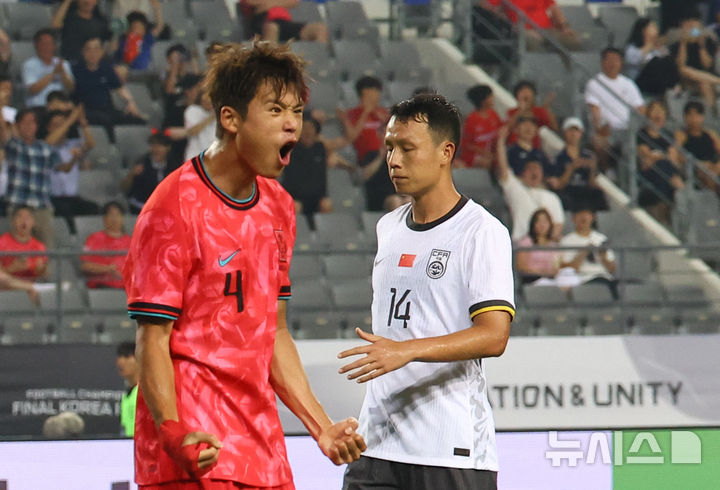 [용인=뉴시스] 박주성 기자 = 7일 경기 용인 미르스타디움에서 열린 2025 EAFF(동아시아축구연맹) E-1 챔피언십(동아시안컵) 한국 대 중국과 경기, 한국 김주성이 팀의 세번째 골을 넣고 기뻐하고 있다. 2025.07.07. park7691@newsis.com