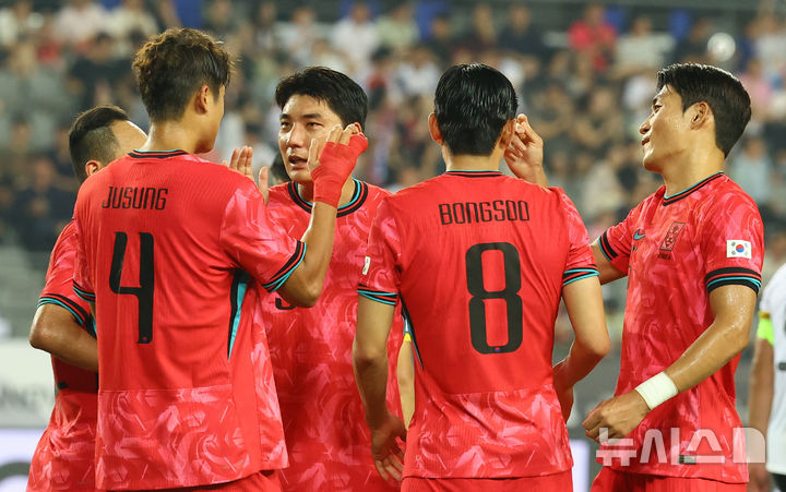 [용인=뉴시스] 박주성 기자 = 7일 경기 용인 미르스타디움에서 열린 2025 EAFF(동아시아축구연맹) E-1 챔피언십(동아시안컵) 한국 대 중국과 경기, 한국 김주성이 팀의 세번째 골을 넣고 선수들과 기쁨을 나누고 있다. 2025.07.07. park7691@newsis.com