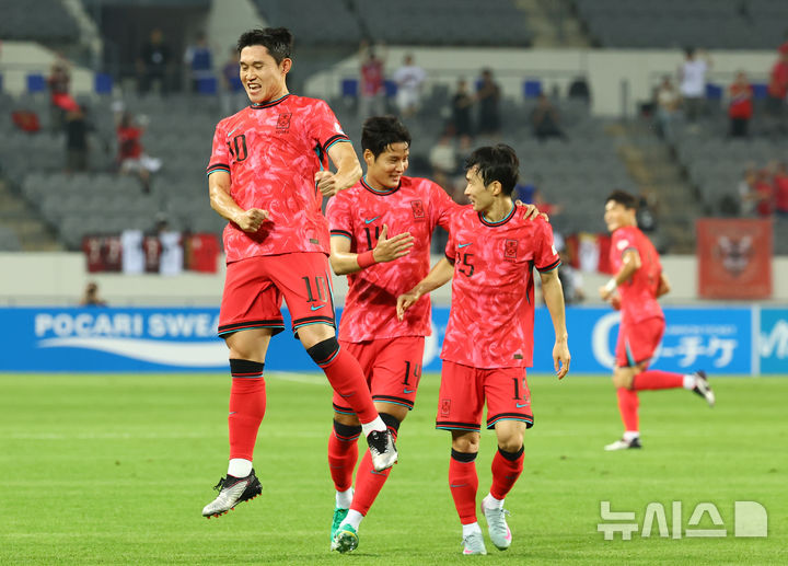 [용인=뉴시스] 박주성 기자 = 7일 경기 용인 미르스타디움에서 열린 2025 EAFF(동아시아축구연맹) E-1 챔피언십(동아시안컵) 한국 대 중국과 경기에서 한국 이동경이 선취골을 넣고 기뻐하고 있다. 2025.07.07. park7691@newsis.com