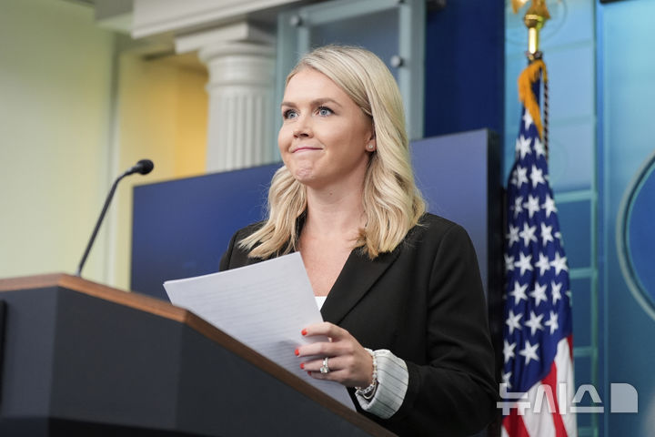 [워싱턴=AP/뉴시스] 캐롤라인 레빗 백악관 대변인이 7일(현지 시간) 백악관에서 브리핑하고 있다. 2025.07.08.