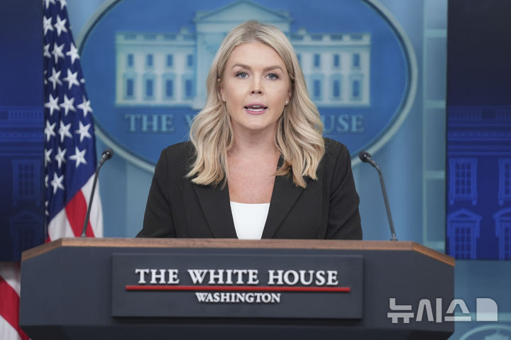 [워싱턴=AP/뉴시스] 캐롤라인 레빗 백악관 대변인이 7일(현지 시간) 백악관에서 브리핑하고 있다. 2025.07.08.