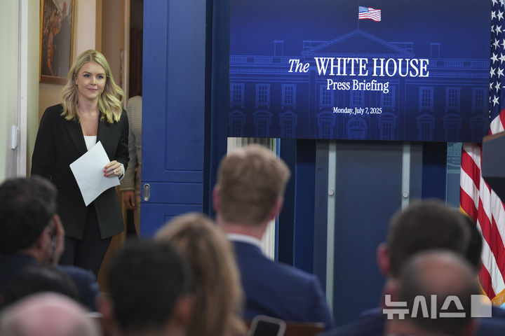 [워싱턴=AP/뉴시스] 캐롤라인 레빗 백악관 대변인이 7일(현지 시간) 백악관에서 브리핑을 하기 위해 입장하고 있다. 2025.07.08.