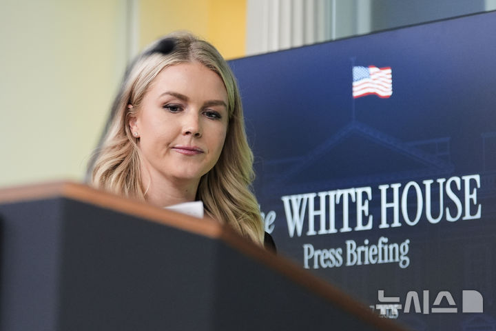 [워싱턴=AP/뉴시스]캐롤라인 레빗 백악관 대변인이 7일(현지 시간) 정례브리핑에서 취재진 질문을 듣고 있다. 2025.07.08.