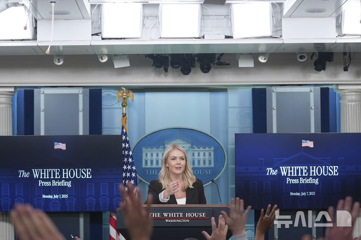 [워싱턴=AP/뉴시스] 캐롤라인 레빗 백악관 대변인이 7일(현지 시간) 백악관에서 브리핑을 하며 질문을 받고 있다. 2025.07.08.