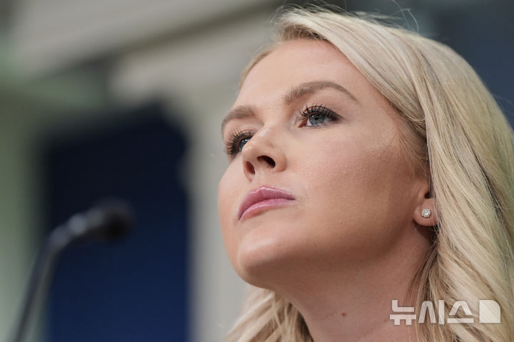 [워싱턴=AP/뉴시스]캐롤라인 레빗 백악관 대변인이 7일(현지 시간) 정례브리핑에서 취재진 질문을 듣고 있다. 2025.07.08.