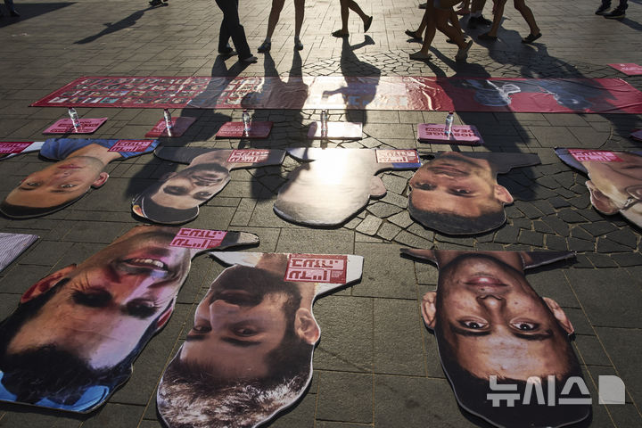 [텔아비브(이스라엘)=AP/뉴시스]도널드 트럼프 미 대통령과 베냐민 네타냐후 이스라엘 총리의 워싱턴 회담을 앞둔 지난 7일 이스라엘 텔아비브주재 미 대사관 지부 앞 도로에 가자지구에 아직도 인질로 잡혀 있는 사람들의 사진이 놓여 있다. 하마스가 최근 제안한 휴전안에 대해 익명을 요구한 한 이스라엘 관계자는 구체적 내용은 밝히지 않은 채 "실행 가능하다. 이스라엘은 이에 대해 검토하고 있다"고 말했다. 2025.07.24.