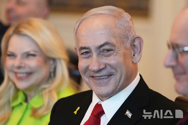 [워싱턴=AP/뉴시스] 베냐민 네타냐후 이스라엘 총리가 7일(현지 시간) 워싱턴DC 백악관에서 도널드 트럼프 미국 대통령과 만찬 하고 있다. 2025.07.08.