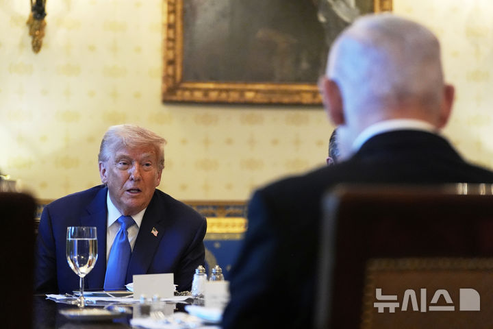 [워싱턴=AP/뉴시스] 도널드 트럼프 미국 대통령이 7일(현지 시간) 워싱턴DC 백악관에서 베냐민 네타냐후 이스라엘 총리와 만찬 하고 있다. 2025.07.08.