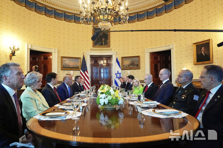 [워싱턴=AP/뉴시스] 도널드 트럼프 미국 대통령이 7일(현지 시간) 워싱턴DC 백악관에서 베냐민 네타냐후 이스라엘 총리와 만찬 하고 있다. 2025.07.08.