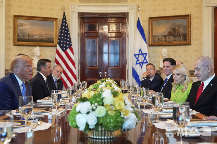 [워싱턴=AP/뉴시스] 도널드 트럼프 미국 대통령(왼쪽)과 베냐민 네타냐후 이스라엘 총리가 7일(현지 시간) 워싱턴DC 백악관에서 만찬 하고 있다. 2025.07.08.