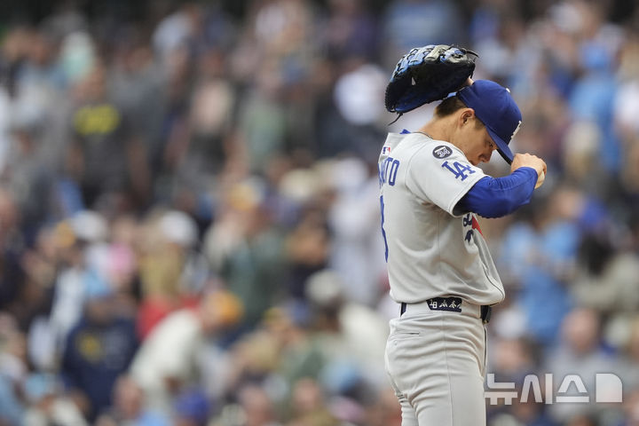 [밀워키=AP/뉴시스] 미국 메이저리그(MLB) LA 다저스의 선발 투수 야마모토 요시노부가 8일(한국 시간) 미국 위스콘신주 밀워키 아메리칸 패밀리 필드에서 열린 밀워키 브루어스와의 2025 MLB 경기에 선발 등판해 모자를 고쳐 쓰고 있다. 2025.07.08