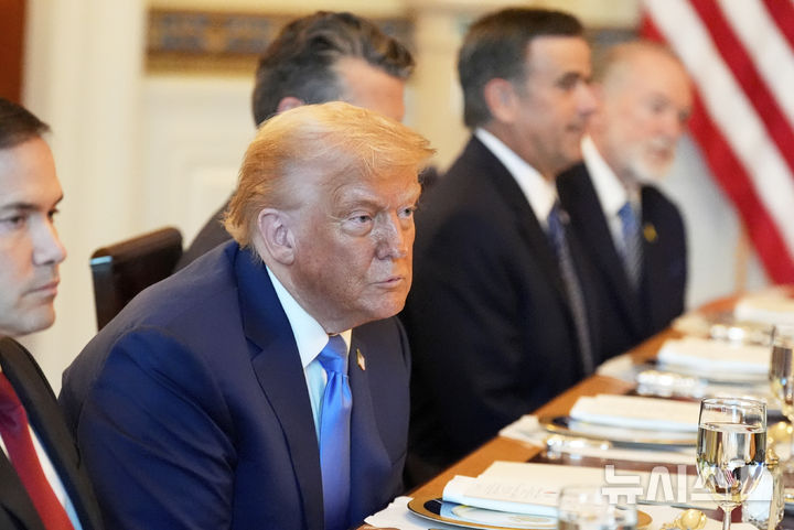 [워싱턴=AP/뉴시스] 도널드 트럼프 미국 대통령이 7일(현지 시간) 워싱턴DC 백악관에서 베냐민 네타냐후 이스라엘 총리와 만찬 하고 있다. 2025.07.08.