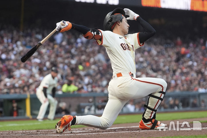 [샌프란시스코=AP/뉴시스] 메이저리그 샌프란시스코 자이언츠의 이정후가 7일(현지 시간) 미 캘리포니아주 샌프란시스코 오라클 파크에서 열린 2025 메이저리그(MLB)&nbsp; 필라델피아 필리스와의 경기 2회말 무사 만루 찬스에서 헛스윙 삼진을 당하고 있다. 2025.05.07.07.