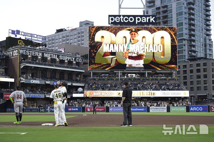 [샌디에이고=AP/뉴시스] 샌디에이고 파드리스의 베테랑 내야수 매니 마차도가 7일(현지 시간) 미 캘리포니아주 샌디에이고의 펫코파크에서 열린 애리조나 다이아몬드백스와 경기 4회말 선두 타자로 나서 좌전 안타를 쳐냈다. 이로써 그는 현역 선수 중 5번째 2000안타 고지를 밟았다. 2025.07.08.