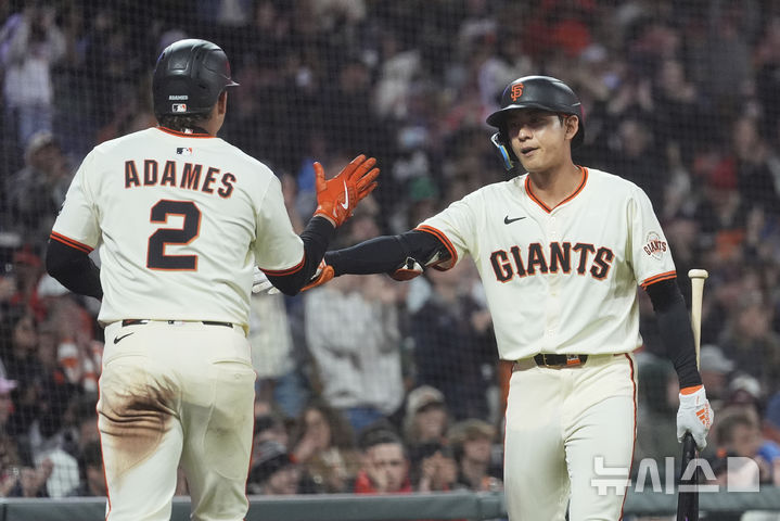 [샌프란시스코=AP/뉴시스] 메이저리그 샌프란시스코 자이언츠의 이정후가 7일(현지 시간) 미 캘리포니아주 샌프란시스코 오라클 파크에서 열린 2025 메이저리그(MLB) 필라델피아 필리스와의 경기 8회말 득점에 성공한 동료 윌리 아다메스를 축하하고 있다. 2025.07.08.
