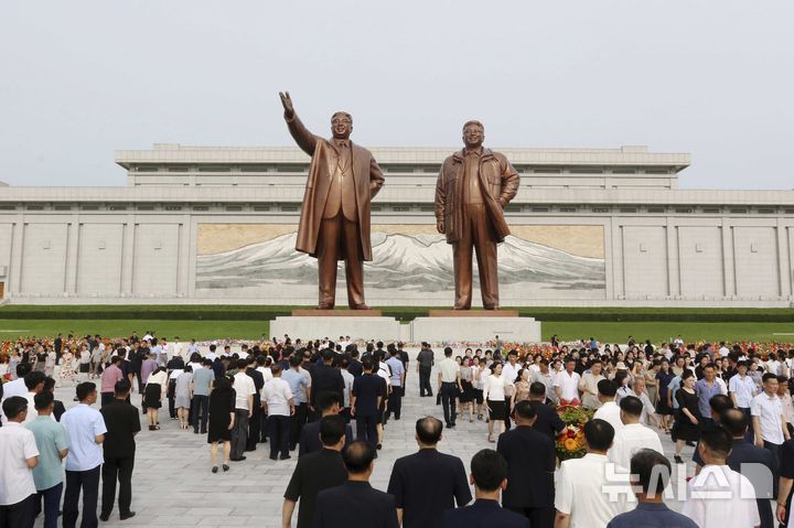 [평양=AP/뉴시스] 지난달 8일 북한 평양 만수대에서 북한 주민들이 김일성 전 주석 사망 31주기를 맞아 김일성·김정일 동상을 참배하고 있다. 2025.08.25.