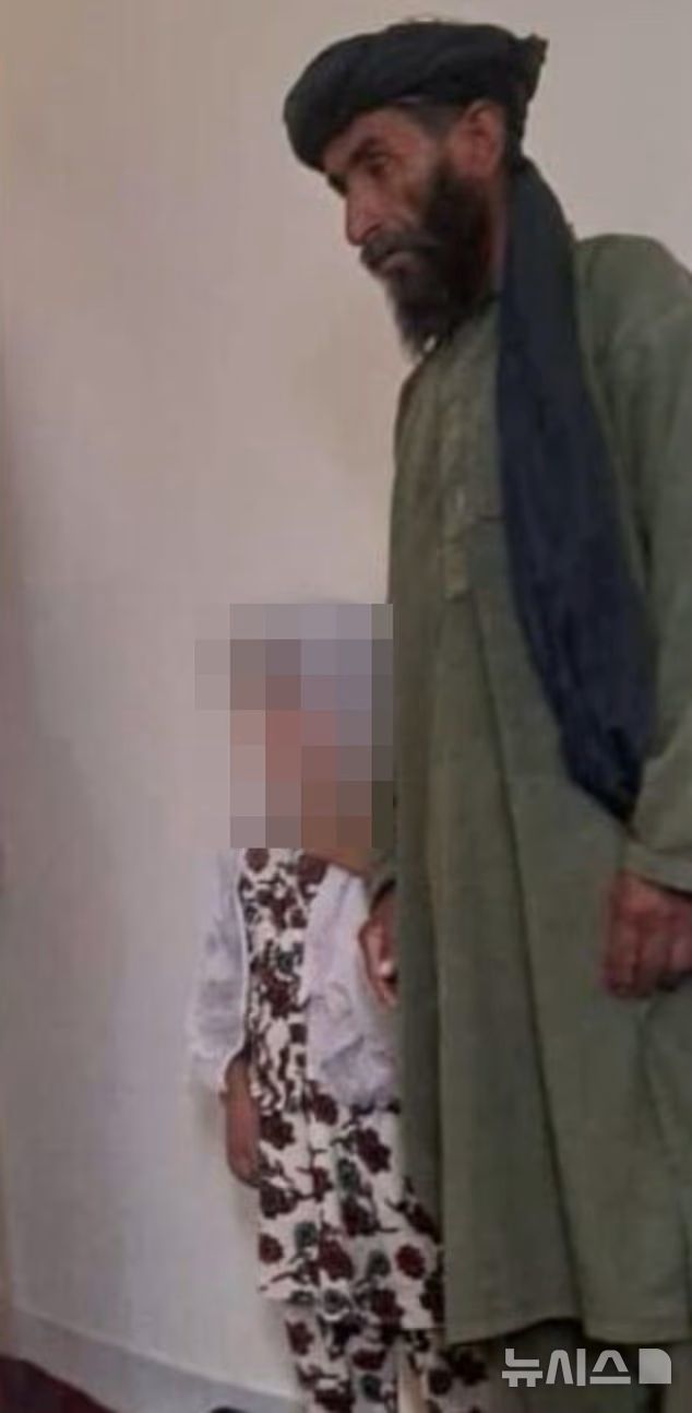 [뉴시스] 아프가니스탄 6세 소녀가 45세 남성과 결혼 위기에 놓였지만 탈레반이 “9살까지는 안 된다”며 결혼을 막았다. (사진=데일리 메일) 2025.07.06