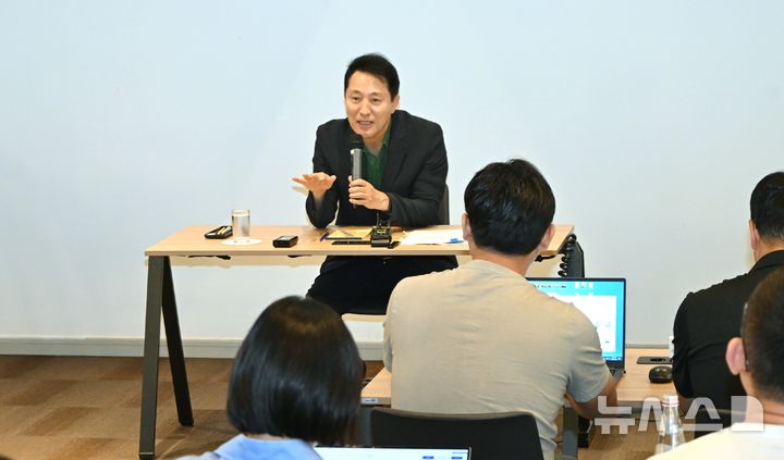 [밀라노(이탈리아)=뉴시스] 오세훈 서울시장이 5일(현지 시각) 밀라노에서 빈·밀라노 출장 동행기자 간담회를 하고 있다.