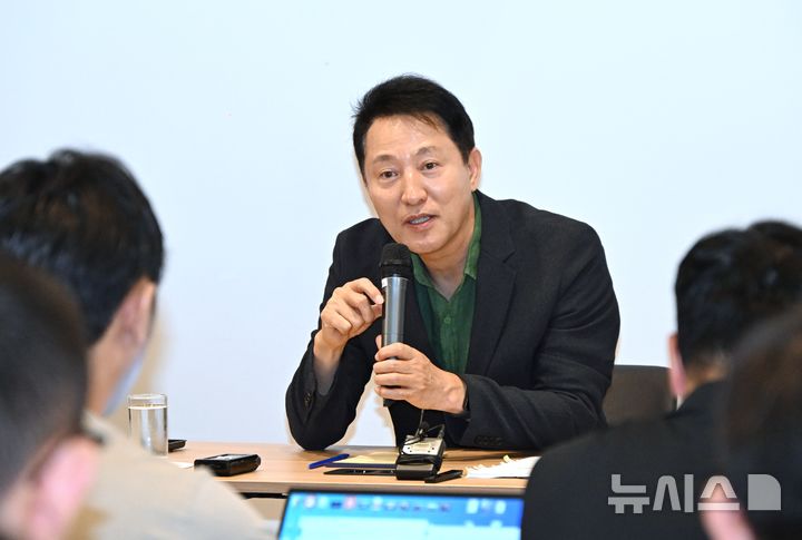 [밀라노(이탈리아)=뉴시스] 오세훈 서울시장이 5일(현지 시각) 밀라노에서 빈·밀라노 출장 동행기자 간담회를 하고 있다. 