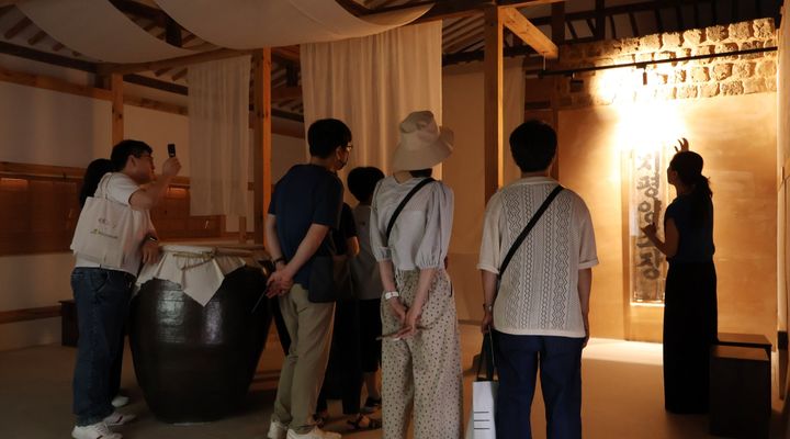 [서울=뉴시스] 지평주조 도슨트 투어 현장 모습. (사진=지평주조 제공) 2025.07.08. *재판매 및 DB 금지