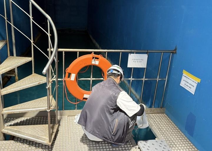 [수원=뉴시스] 경기도 관계자가 수질오염총량관리 민간 할당시설에서 수질 점검을 하고 있다. (사진=경기도 제공) 2025.07.08. photo@newsis.com *재판매 및 DB 금지