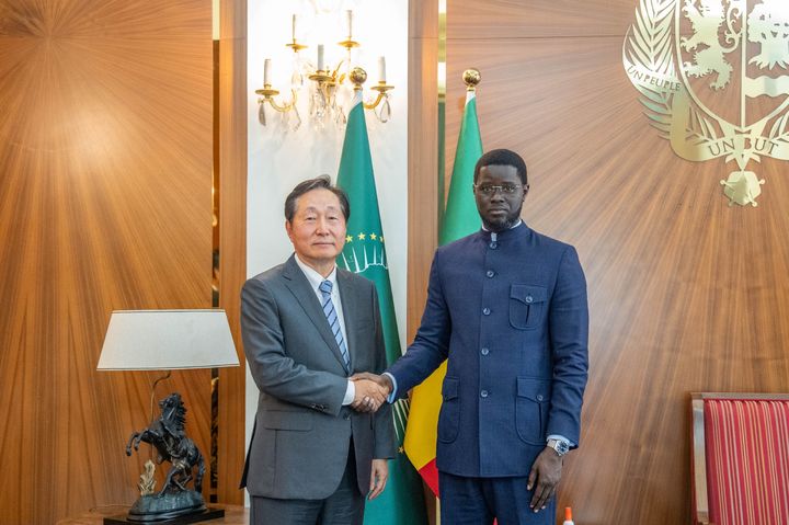 [서울=뉴시스] 세네갈 다카르의 대통령궁에서 바시루 디오마예 파예 대통령(오른쪽)과 동원산업 총괄임원 이명우 부회장이 기념사진을 촬영하고 있다. (사진=동원그룹) 2025.07.08.  *재판매 및 DB 금지